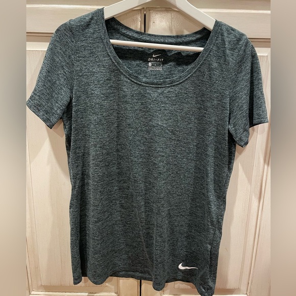 NIKE Dri-Fit Women's MEDIUM Heather Gray Short Sleeve Activewear Top - Picture 2 of 3